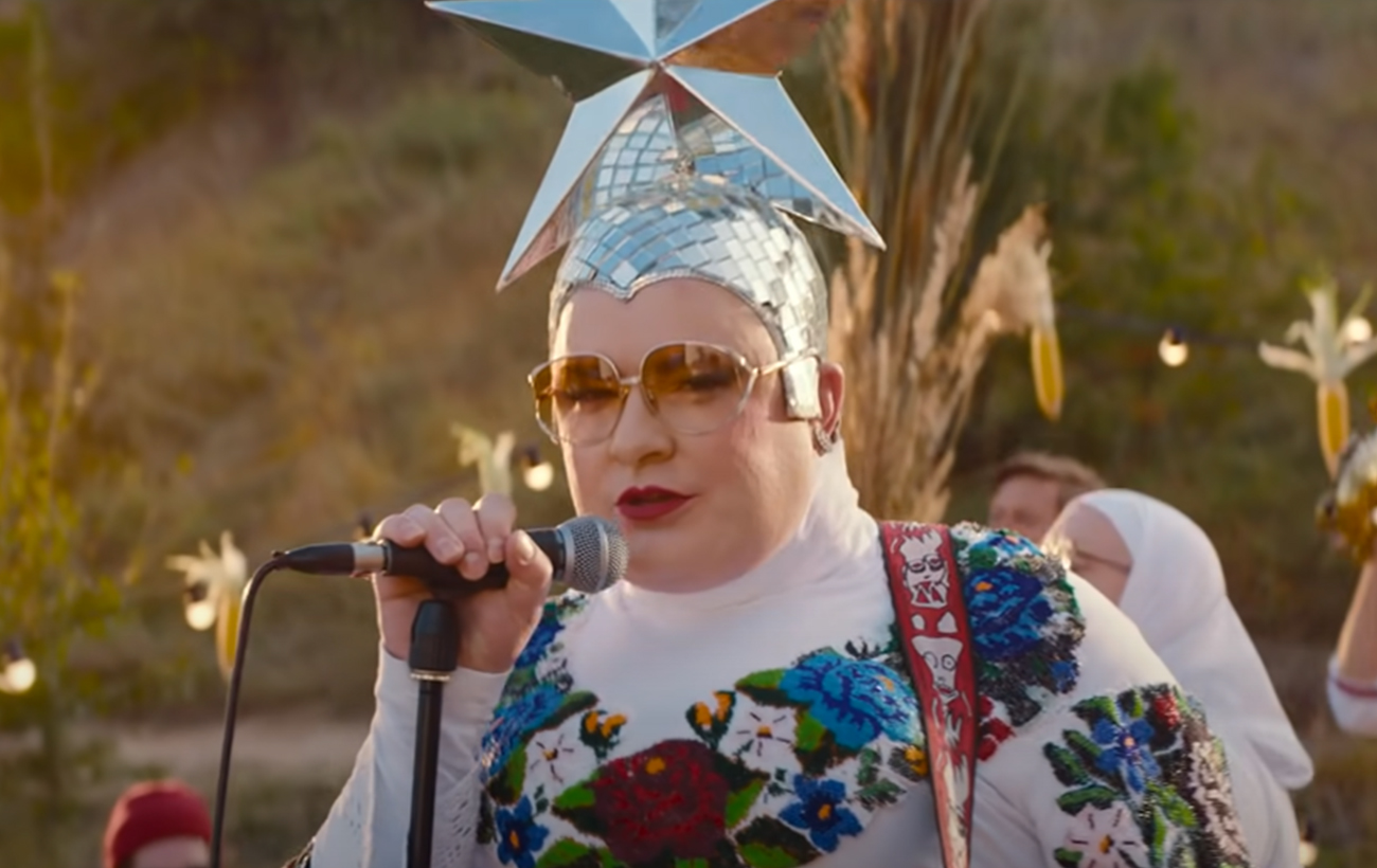 Верка Сердючка впервые за 20 лет спела на украинском: "Ти мені скажи, чий Крим?"